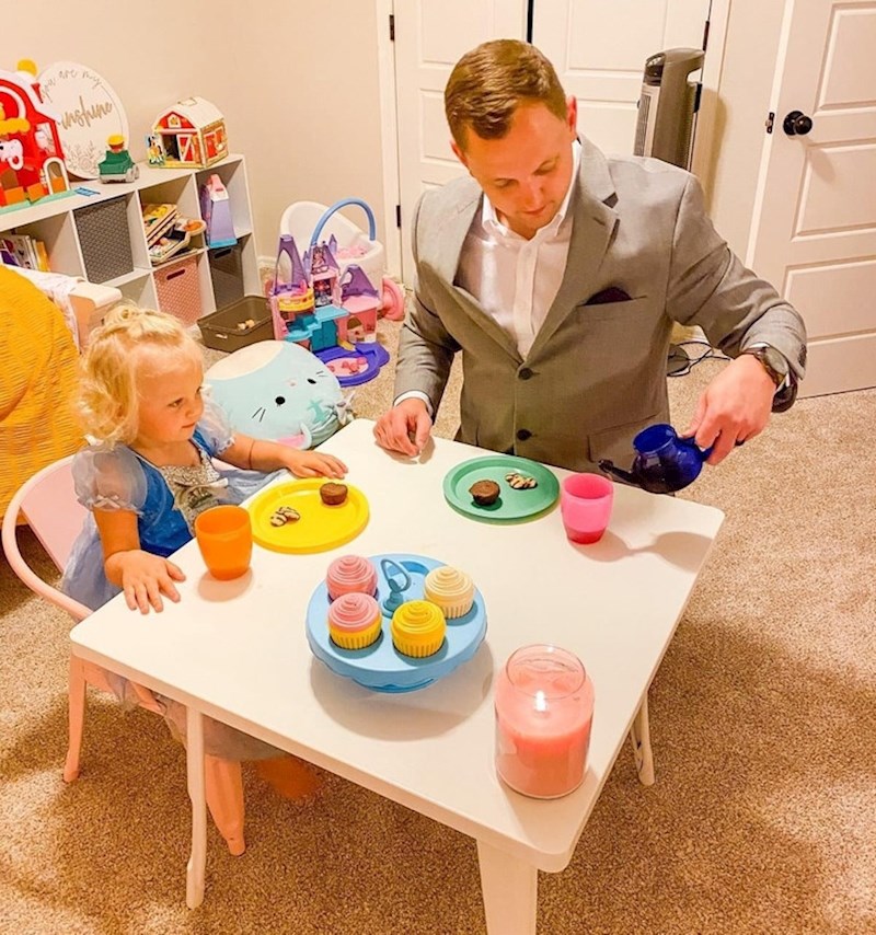 7. Kćerka mu je priredila čajanku