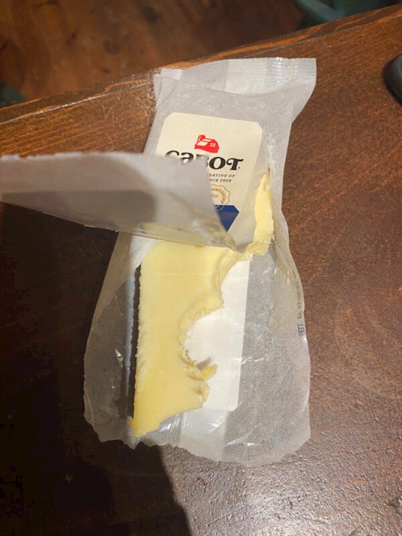 12. Njezin suprug stalno ovako jede sir