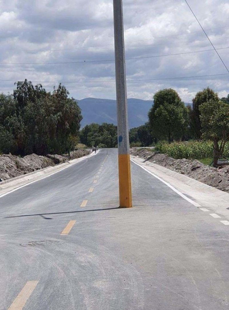 #11 Jer logično je da rasvjetni stup bude nasred ceste.