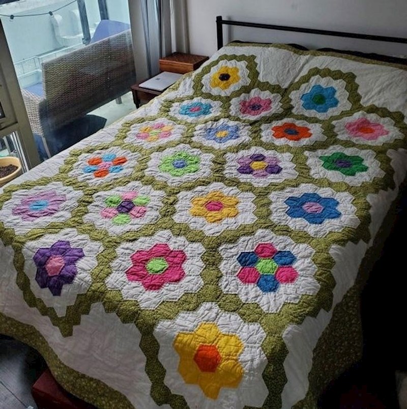 "Prekrivač na kojem smo zajedno radile moja baka, mama i ja, u drugom vremenskom razdoblju."