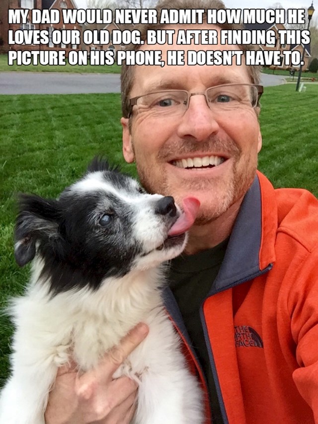 17. "Nikad neće priznati koliko voli našeg starog psa. Ali našla sam mu ovaj selfie na mobitelu, pa niti ne mora."