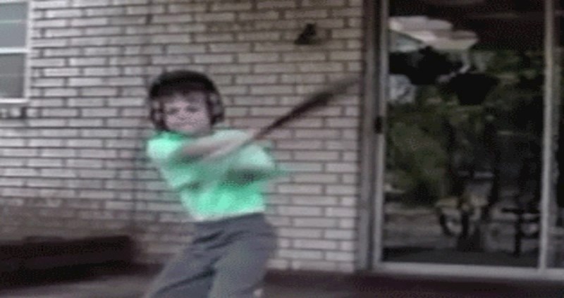 Ovaj dječak vjerojatno ima neke talente, ali bejzbol definitivno nije jedan od njih