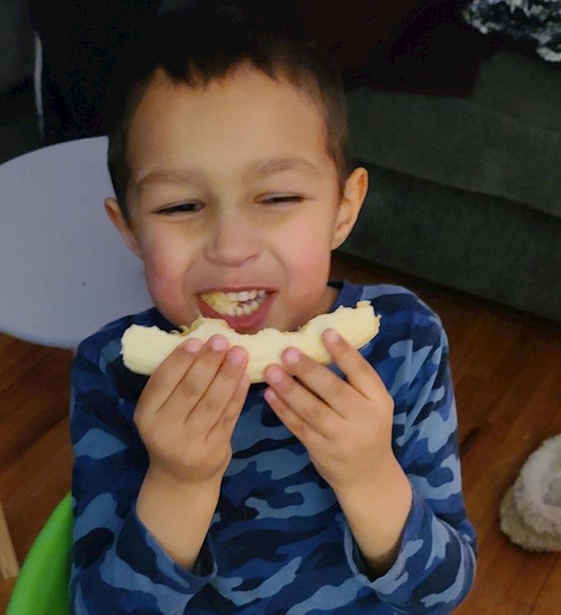 11. Ovaj mali genijalac ovako jede bananu