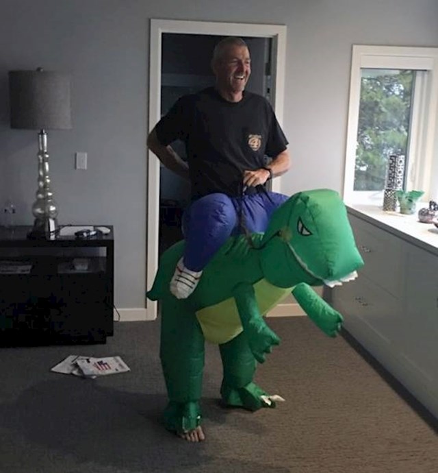 "Tata je mislio da je sam u kući. Našao sam ga kako se igra s dinosaurom..."
