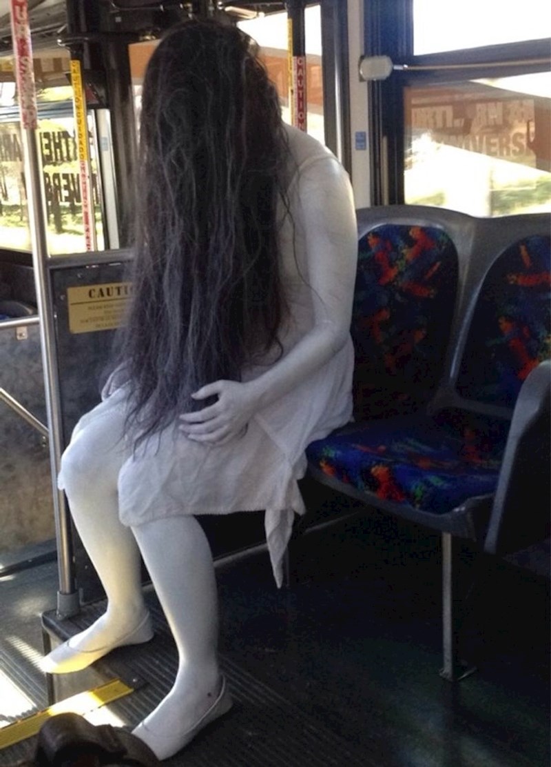 9. A ova se studentica ovako vozila u busu oko kampusa