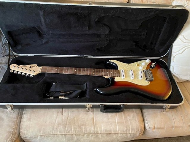 10. Električna gitara, vrijedna preko 1000 dolara