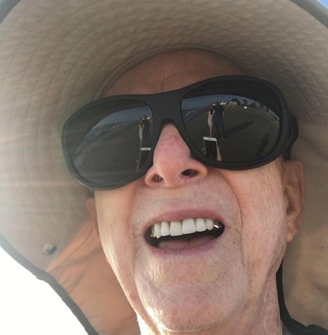 5. "Supruzi i meni prišao je simpatični stariji gospodin dok smo uživali na plaži i ponudio se da nas fotka. Na kraju je slučajno opalio selfie."😆