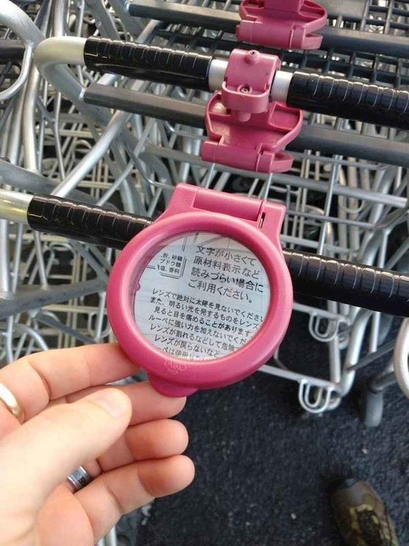 11. Kolica za kupovinu koja u sebi imaju povećalo