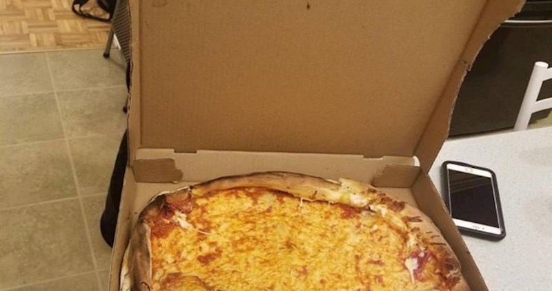 Gladni čovjek naručio je pizzu, ovo što mu je stiglo prava je katastrofa