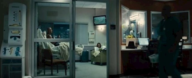 5. Tijekom filma Furious 7 (2015.), dok boravi u bolnici, Dwayne Johnson kratko gleda sam sebe kako igra na nogometnoj utakmici na TV-u.