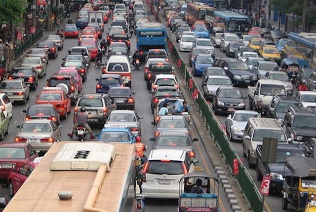 10. Ako zapnete u prometu, možete zvati servis koji vam šalje 2 ljudi - 1 osoba će se pobrinuti za vaše vozilo, a druga će vas na motoru brže odvesti na željeno odredište.