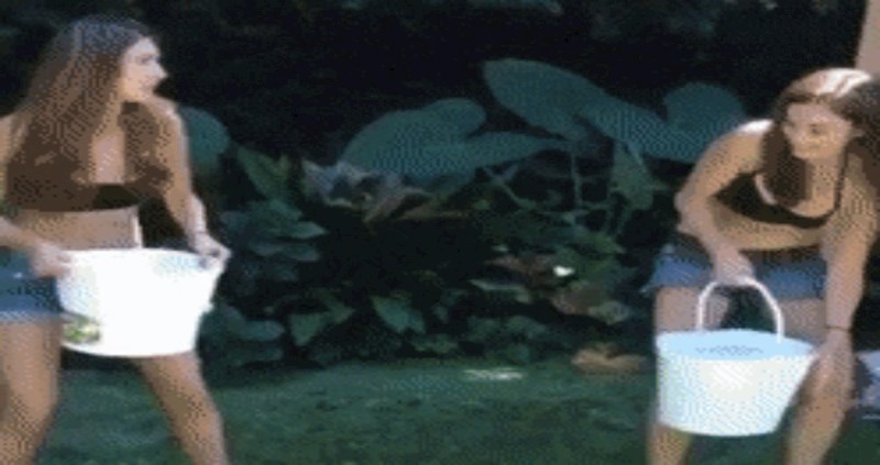 Djevojke su se na vrući dan htjele međusobno zaliti kantom vode, to se pretvorilo u kaos