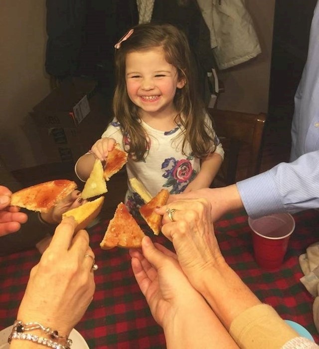 2. Mislila je da zdravica (toast) znači to da za Novu godinu svi moraju pojesti tost. Sada njezina obitelj ima novu tradiciju!