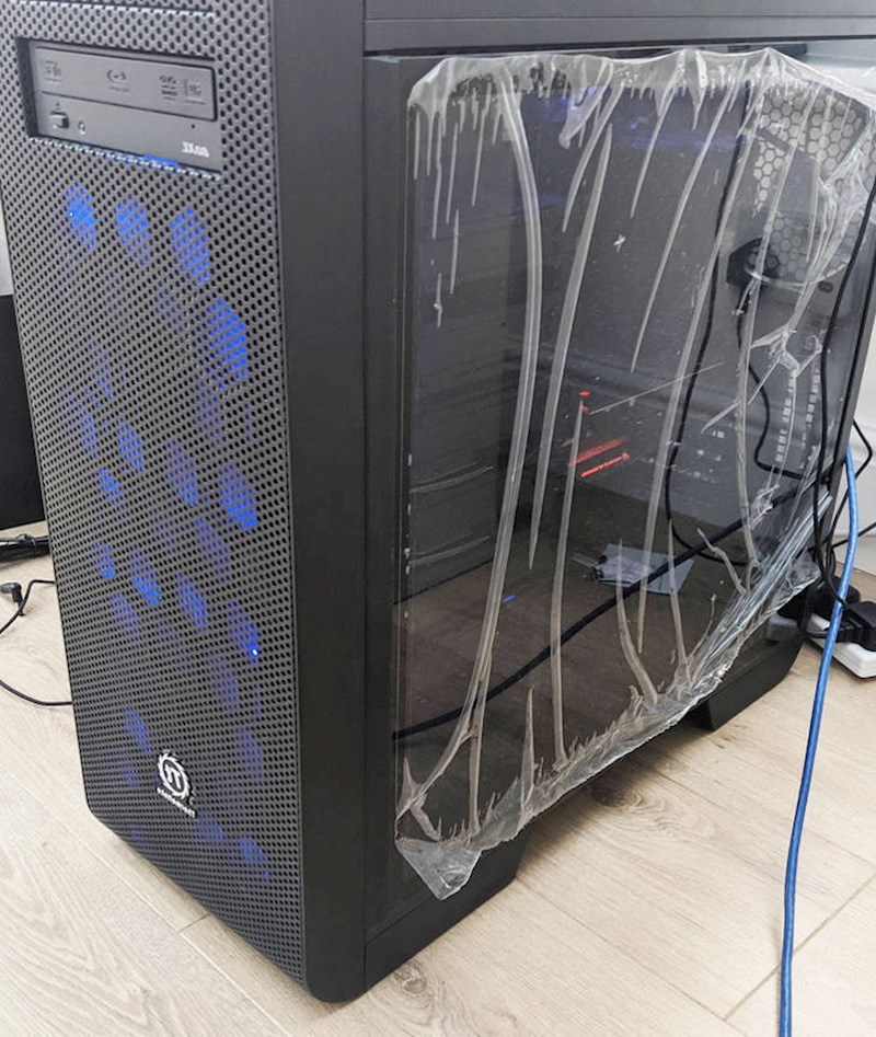 "Moj muž ne želi skinuti foliju jer će doživiti živčani slom ako se ogrebe."