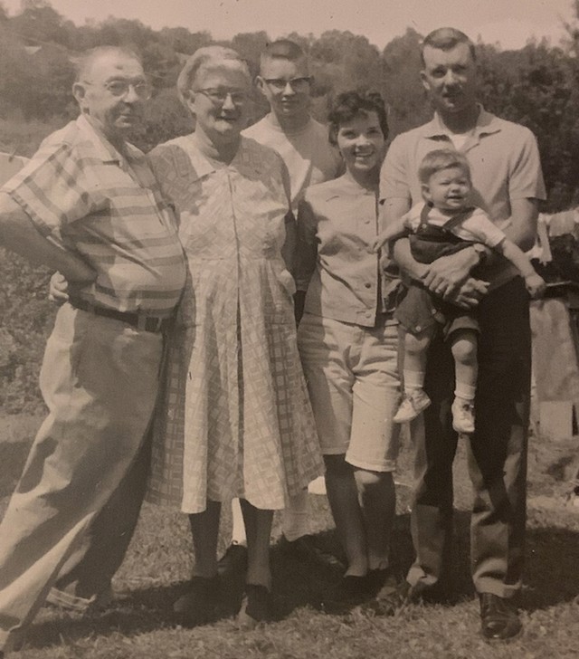 6. "Moja baka je u srednjim 50-tima na ovoj fotki, a tata ima 26."