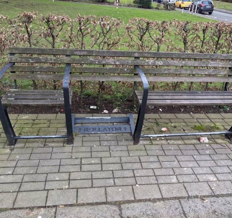 11. Klupa u parku koja ima mjesto prikladno za osobe s invaliditetom