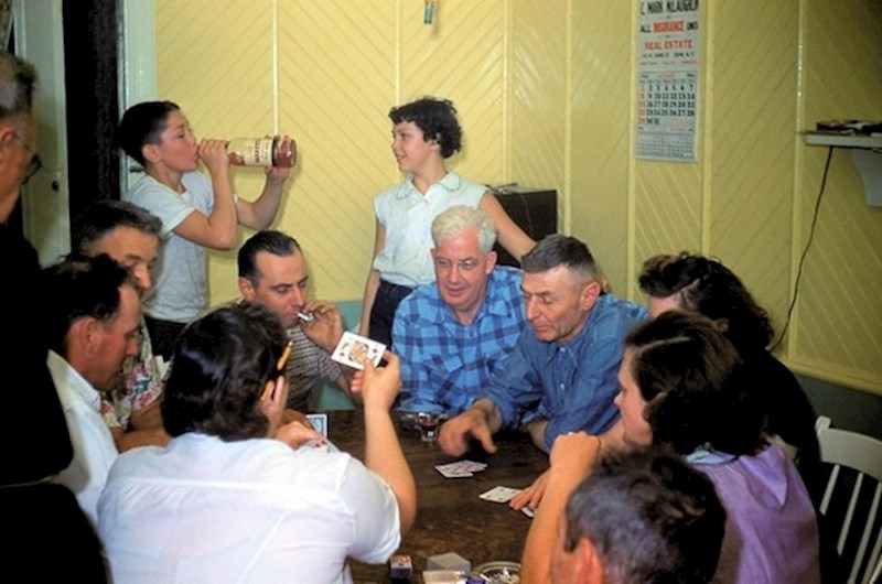 12. "Moj 13-godišnji otac odlučio je iskušati piće dok su odrasli zauzeti igranjem karata." New York, 1954.