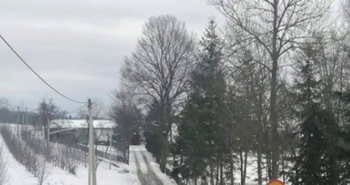 Netko je uz seosku cestu primijetio potpuno sulud prometni znak, ovo morate vidjeti
