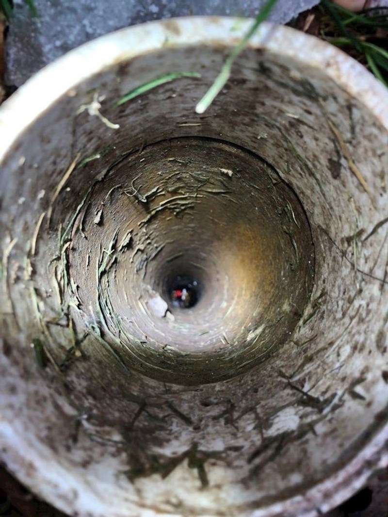 4. Njegov stariji sin i on slagali su legiće. Mlađi sin je došao, uzeo jednu lego kocku i bacio ju u cijev u vrtu.