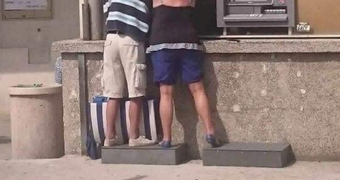 Supružnici koje je netko snimio u Baškoj Vodi sve su nasmijali zbog načina na koji koriste bankomat