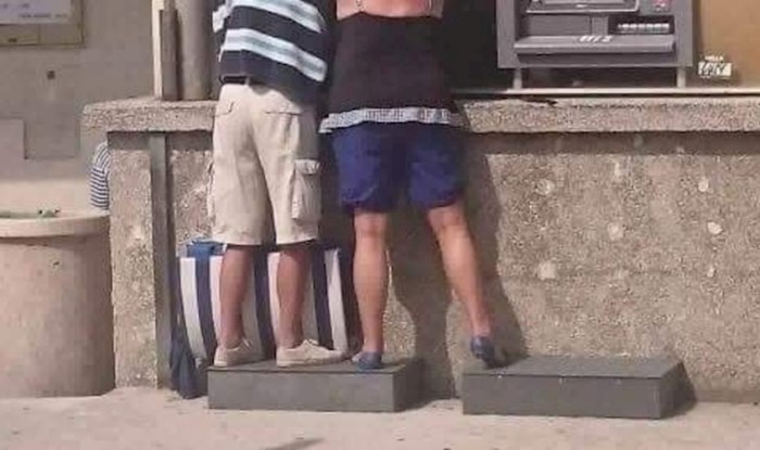 Supružnici koje je netko snimio u Baškoj Vodi sve su nasmijali zbog načina na koji koriste bankomat