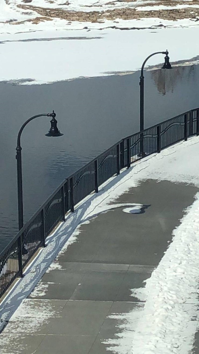 Snijeg se nije otopio zbog sjene koju baca ova ulična lampa.