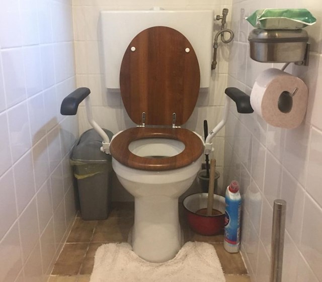 13. "Moj raj na zemlji - wc s drškama za ruke!"