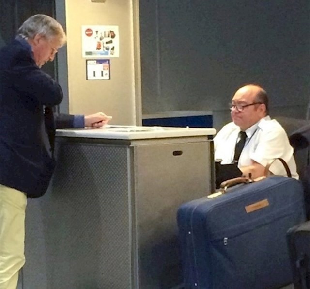 4. Izgleda da Danny DeVito također povremeno radi na check-inu u zračnoj luci.