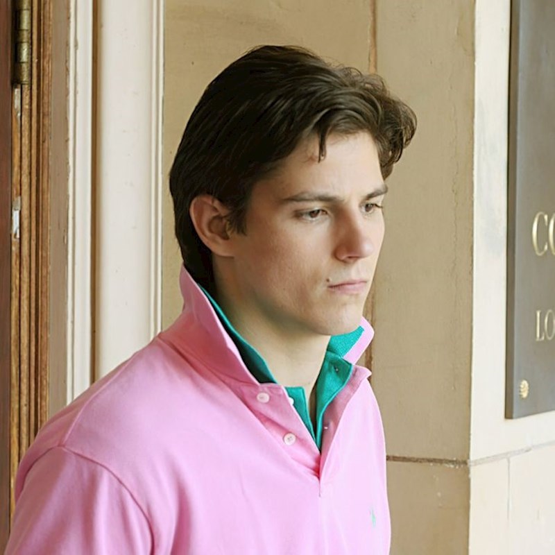 9. Polo majice s podignutim ovratnikom.