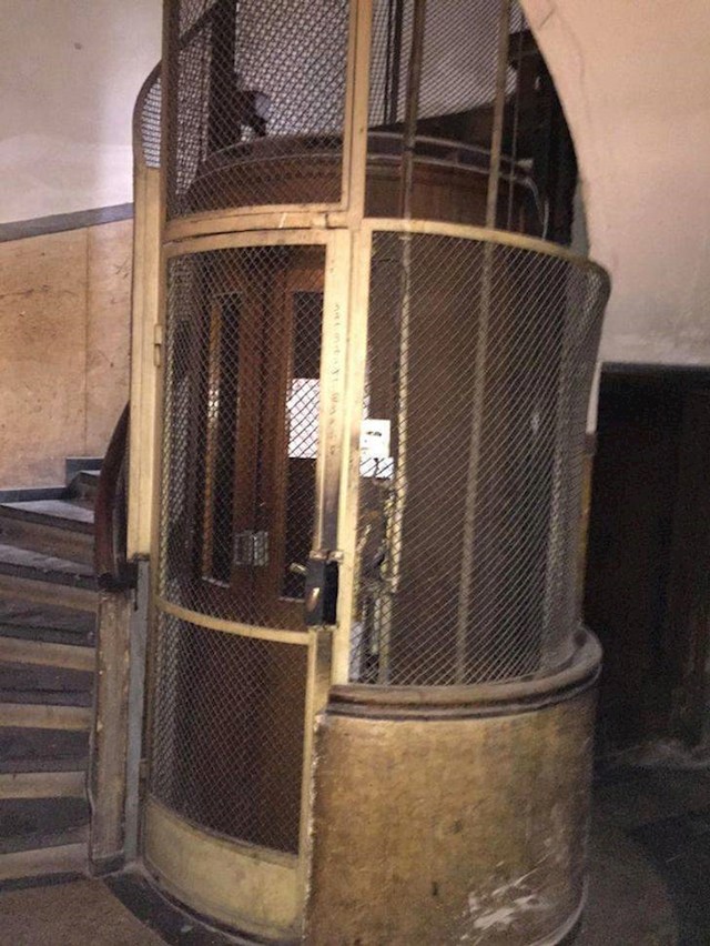 17. Apartman koji smo unajmili ima dizalo iz 1930-ih!