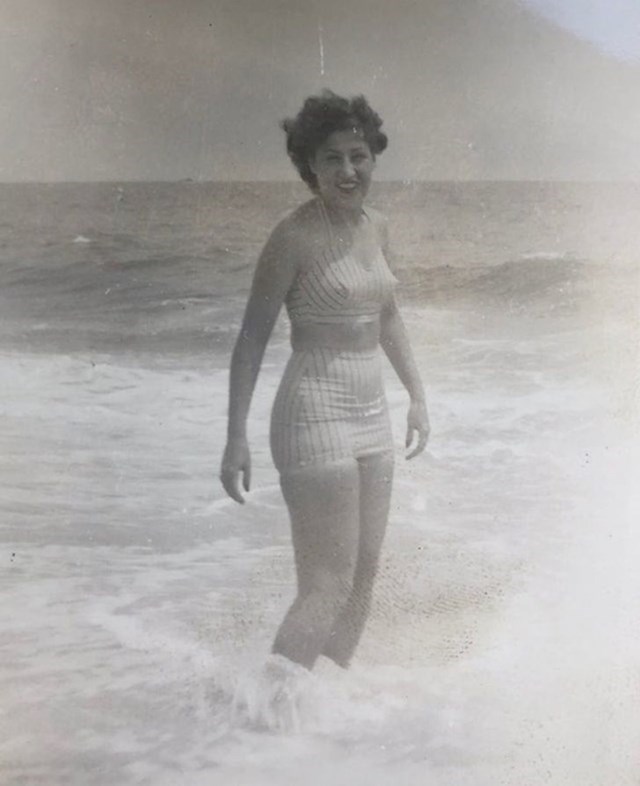 "Moja baka na plaži 1945. - htjela je baciti ovu fotku jer nije mislila da je išta posebno."