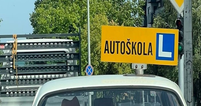 Netko je na cesti u Zagrebu snimio nesvakidašnji prizor, fotka je odmah postala hit na Fejsu