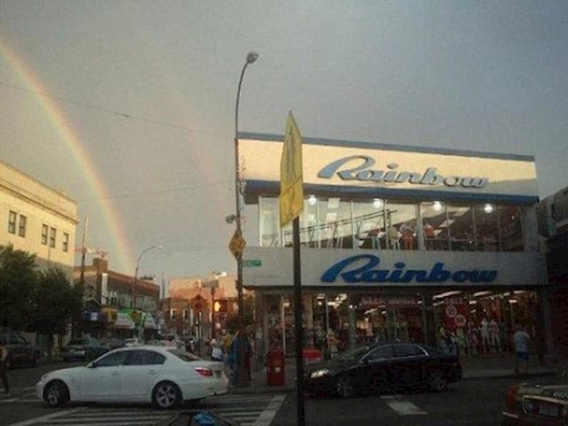 6. Duga pored zgrade na kojoj piše "duga"