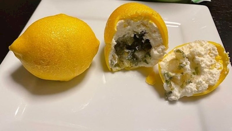 13. Kolač koji izvana izgleda kao limun