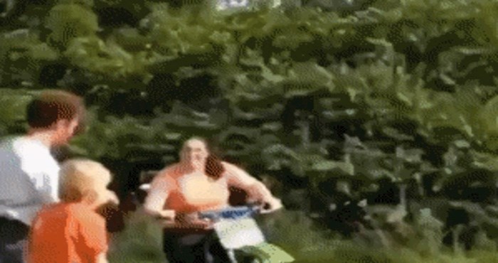 Pokušala je naučiti voziti motor u dvorištu, nekim ljudima jednostavno nema pomoći