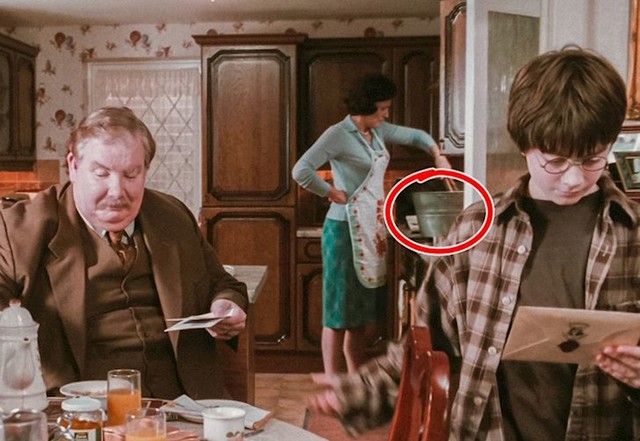 1. Većina ljudi pomislila je da u ovoj sceni Harryjeva teta Petunija nešto kuha. Ali ona zapravo boji Dudleyjevu staru odjeću u sivo kako bi ju prenamijenila u Harryjevu uniformu. To se spominje u prvoj knjizi.