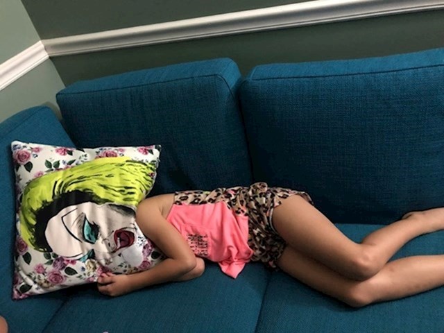 7. Moja kćer skrivala se iza jastuka