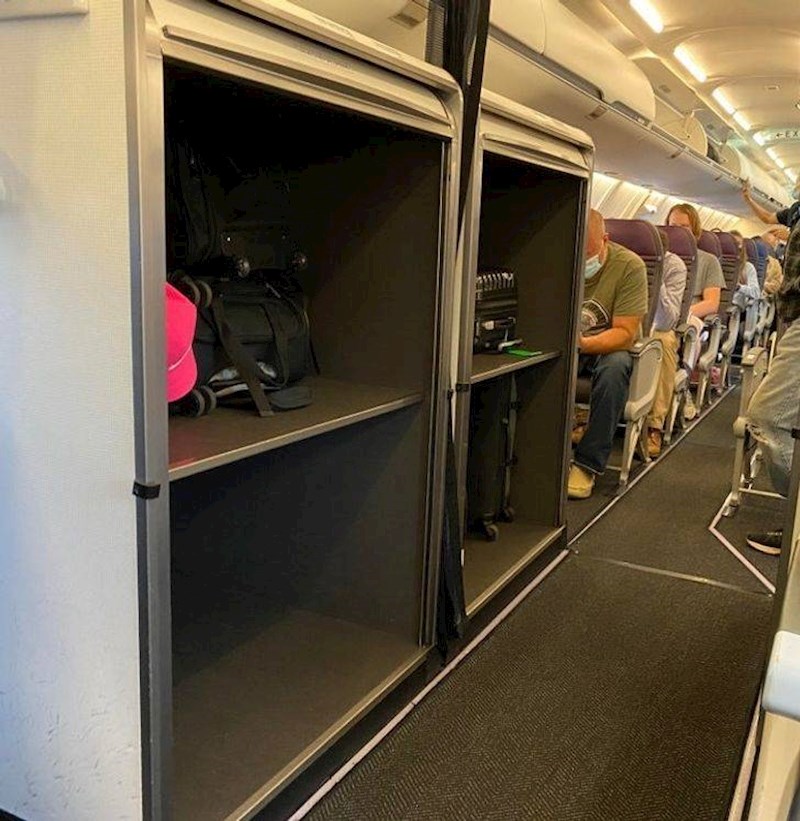 9. Ovaj avion ima dodatan prostor za odlaganje ručne prtljage