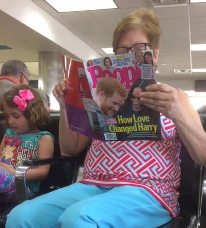 18. Kćerka je pitala tatu zašto ova žena čita časopis Poop (kakica)