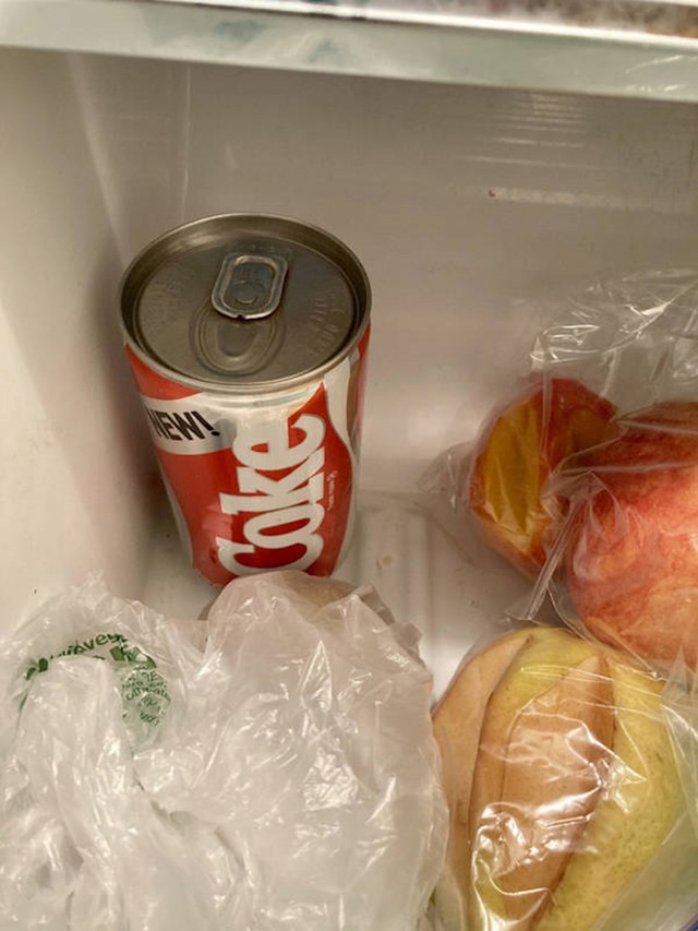 7. "Moja baka u frižideru ima Colu iz 80-ih."