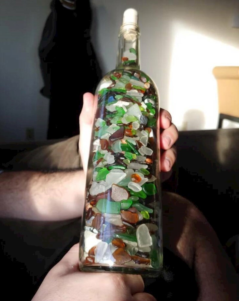 1. Skuplja staklo iz oceana