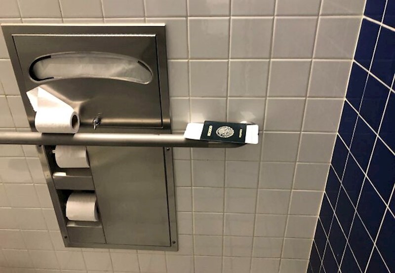 12. Pronašla sam ovo u wc-u u zračnoj luci. Nažalost, njihov let otišao je prije 2 sata.