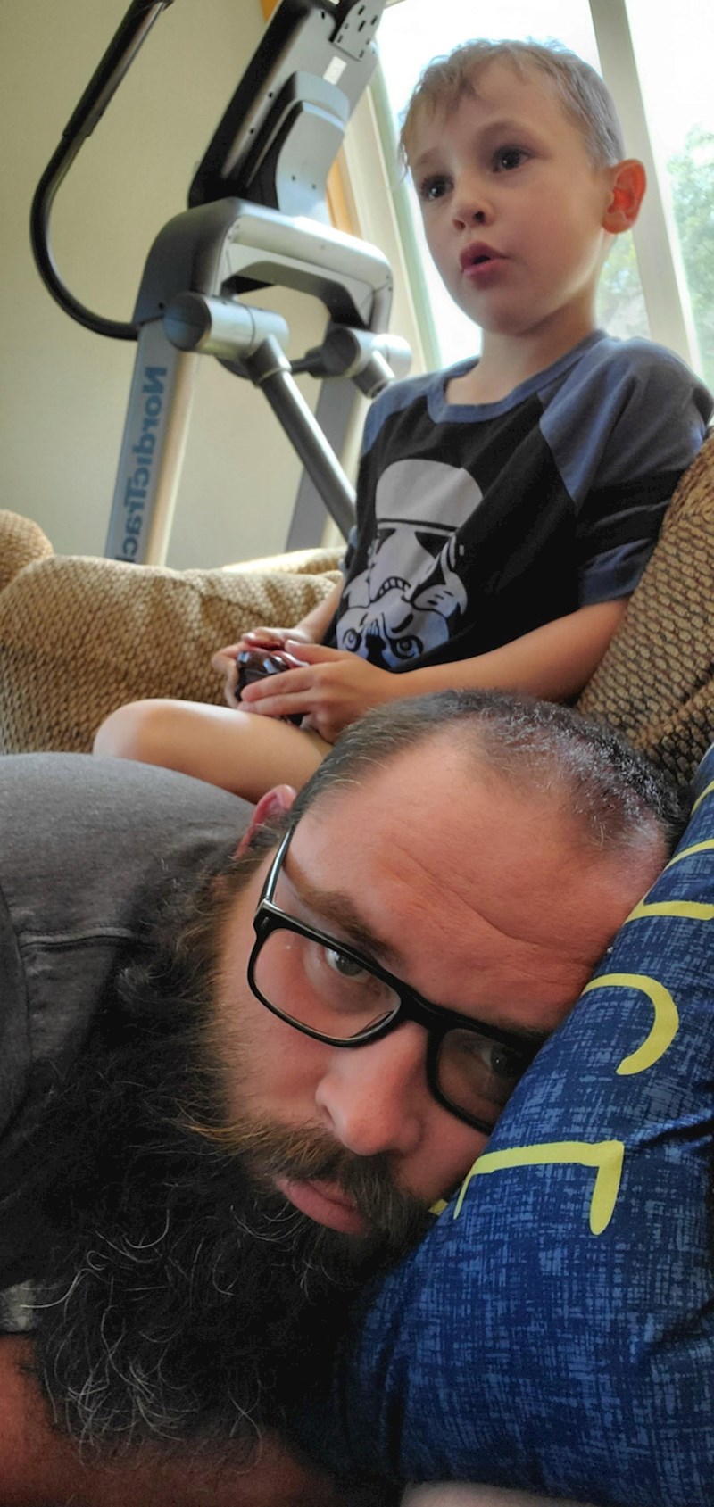 6. Tata je postao kauč