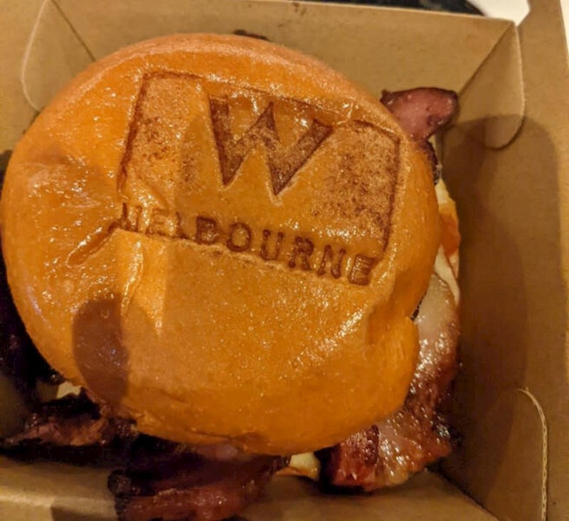 7. Sendvič koji poslužuju za doručak ima logo hotela