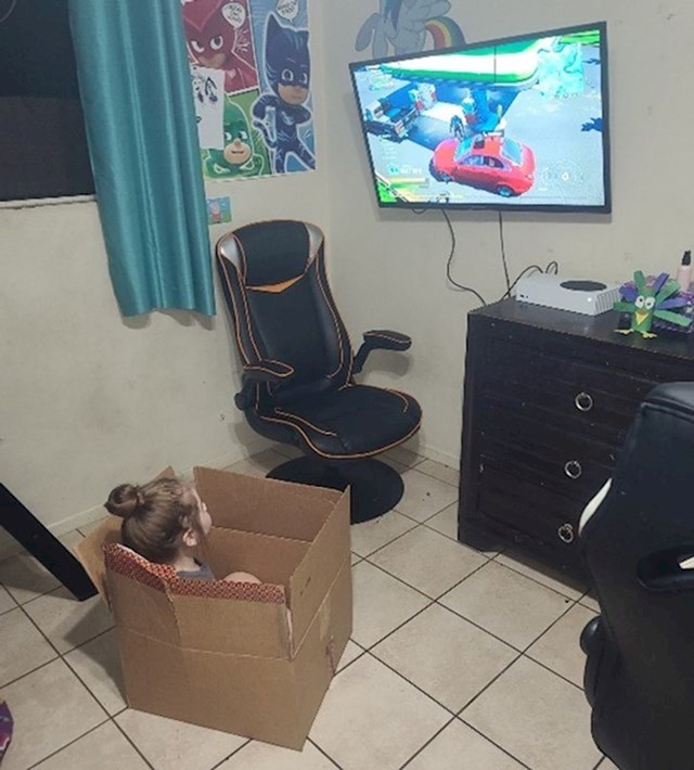 2. Kupio je kćeri stolicu za igranje videoigrica. Više joj se sviđa kutija.😆