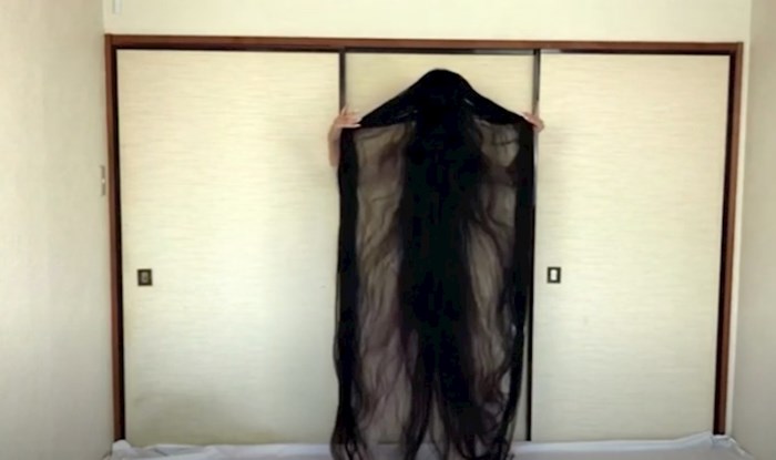 VIDEO Žena iz Japana nije se šišala 15 godina, kosa joj je duga 190 centimetara