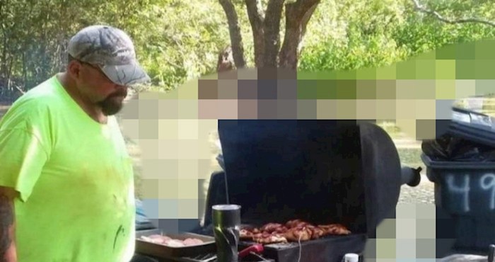 Ovog čovjeka baš ništa ne može spriječiti u pripremi roštilja