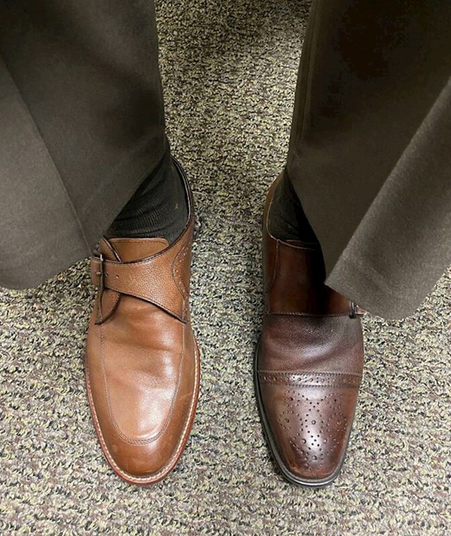 5. Obuo je različite cipele da pita suprugu koje mu bolje pristaju. Na kraju je zaboravio da jednu mora promijeniti i otišao na posao ovako.