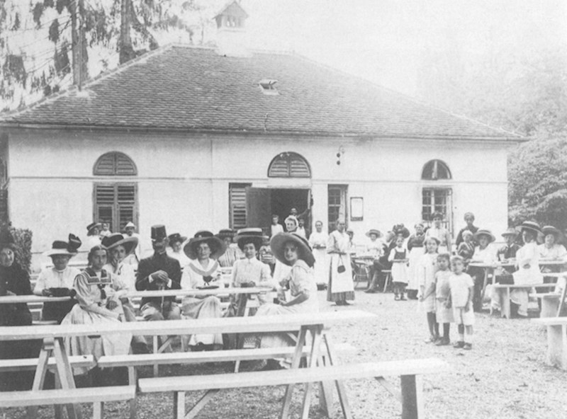 11. Planinari i posjetitelji Medvjednice poziraju na terasi jednog izletišta, snimljeno krajem 19. stoljeća.