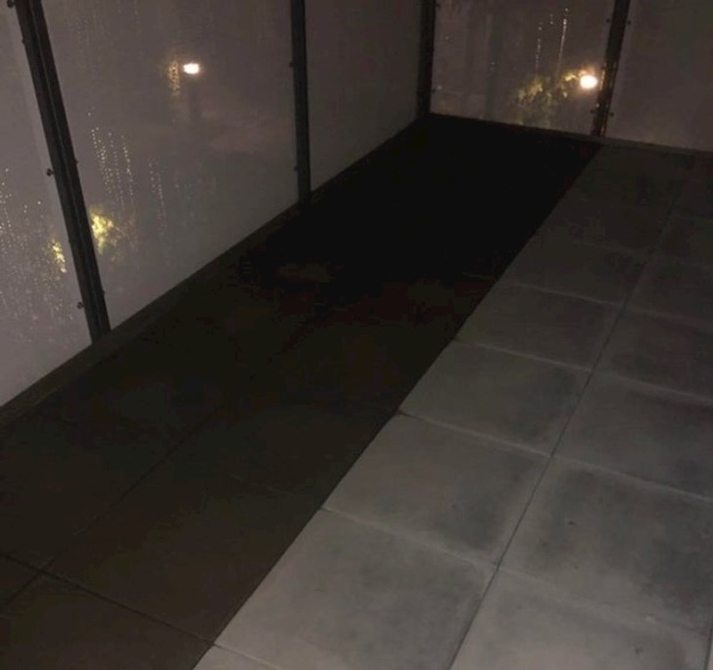 "Kad padne kiša, jedan dio pločica na našoj terasi pokisne, a drugi ostane savršeno suh".